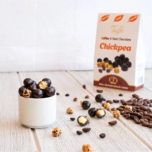 Kikärtor täckte med mörk choklad och kaffe