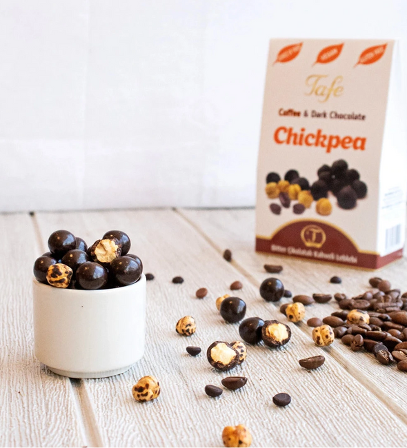 Kikärtor täckte med mörk choklad och kaffe