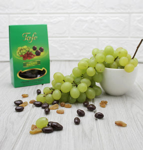 Russin täckt med mörk choklad