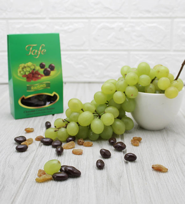 Russin täckt med mörk choklad